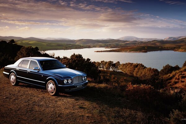 Bentley nero sullo sfondo di un bellissimo paesaggio