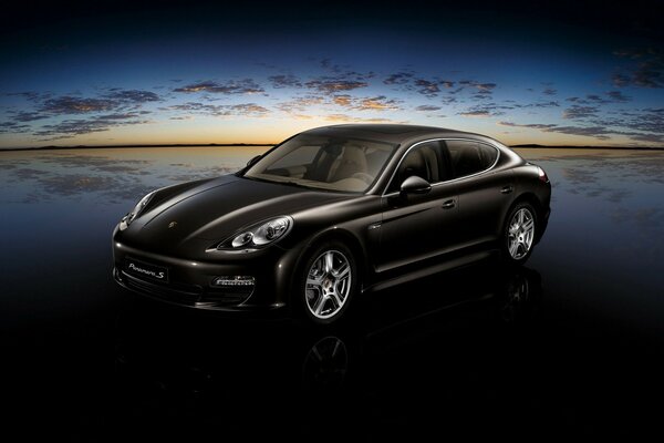 Porsche negro en el fondo del amanecer