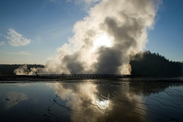 Riflesso del paesaggio nella superficie dell acqua