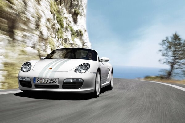 Білий Кабріолет Porsche на трасі