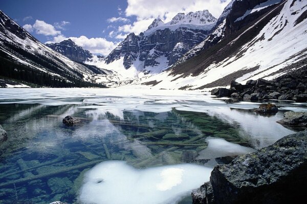 Lacs et montagnes incroyables en hiver