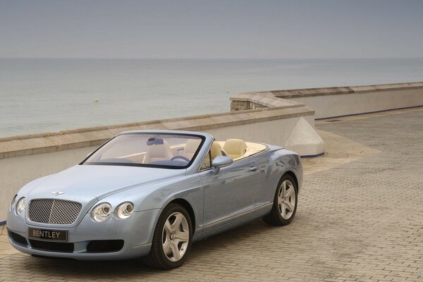 Bentley nin sahile seyahat eden arabası