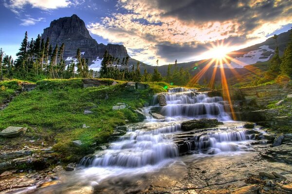 Sonnenuntergang in den Bergen. am Wasserfall