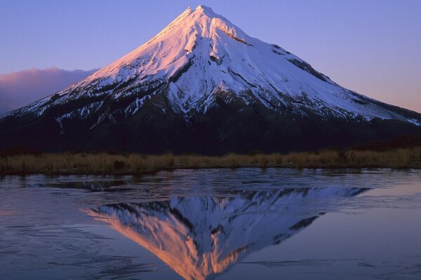 山景观。 火山在水中的倒影