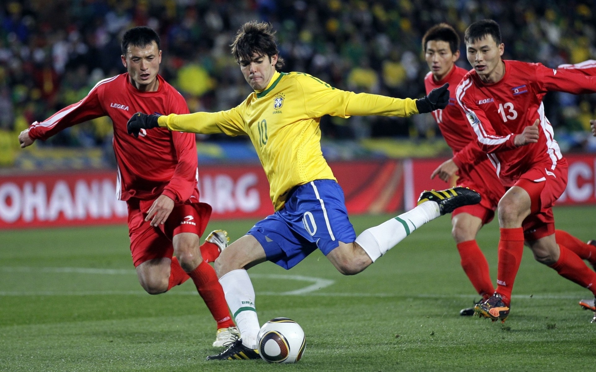 atores futebol competição jogo futebol estádio bola atleta liga jogos jogador de futebol copa objetivo homem ação goleiro pés fã de esportes adulto copa do mundo brasil brasil esporte