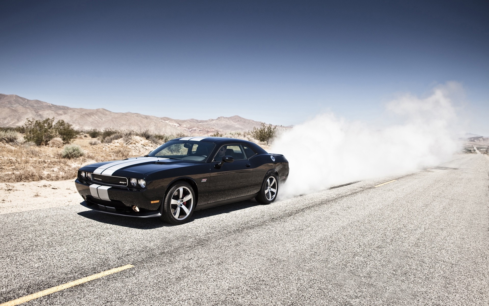 dodge coche asfalto negro carretera acera coche prisa mediodía sistema de transporte paisaje acción dodge challenger coche del músculo dodge challenger srt