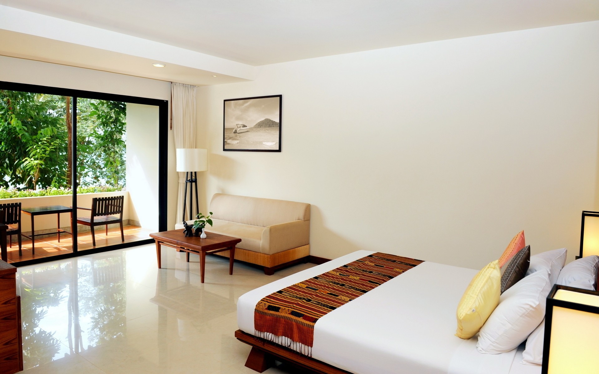 номер мебель в помещении дом диван пол квартира окна место дома спальня семья лампа таблица стул ковер дизайн интерьера внутри современные кровать балкон дизайн чистые