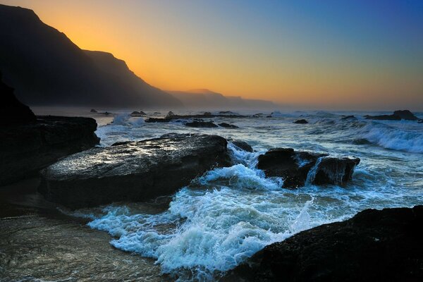 Amanecer y atardecer en el mar entre las montañas