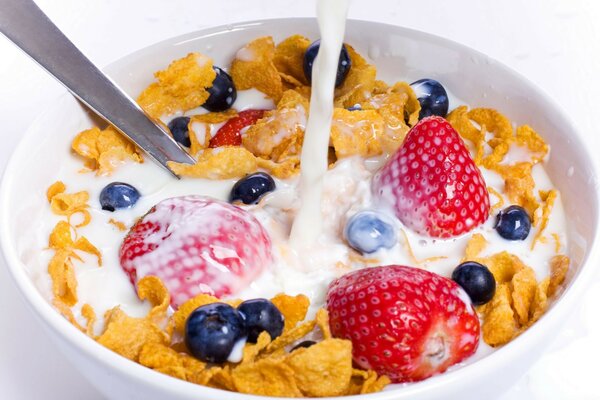 Fragola cibo bacche latte sfondo bianco cereali per la colazione