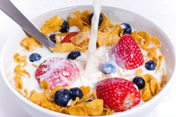 Клубника еда ягоды молоко белый фон хлопья завтрак