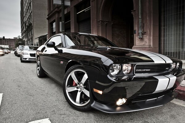 Dodge negro con estilo en la ciudad