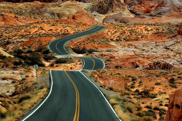 Una strada tortuosa che attraversa il deserto