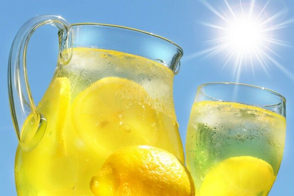 Bevanda fredda alla limonata in una brocca