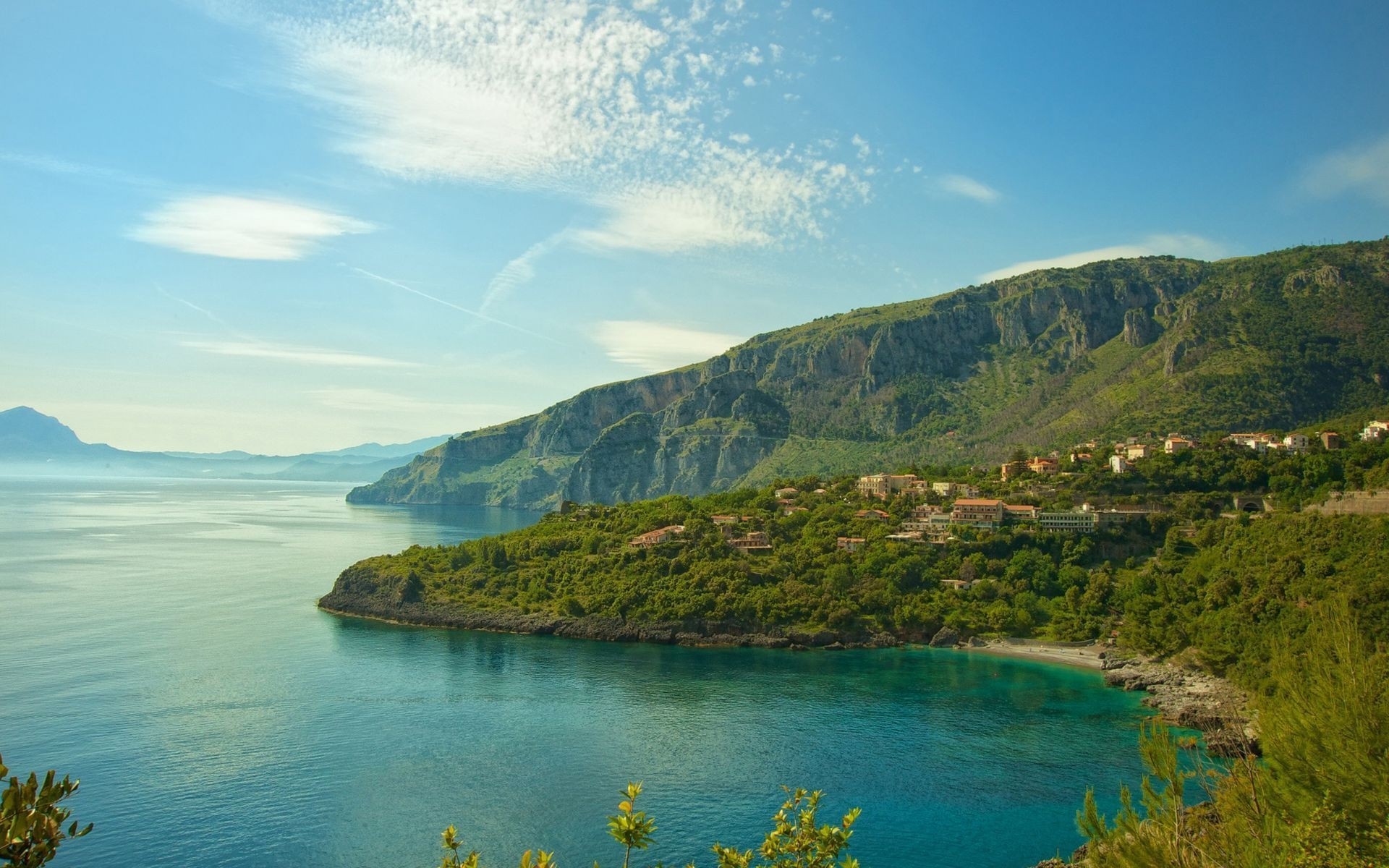 italien wasser reisen natur im freien himmel landschaft meer berge insel sommer meer strand malerisch see tageslicht wald stadt foto