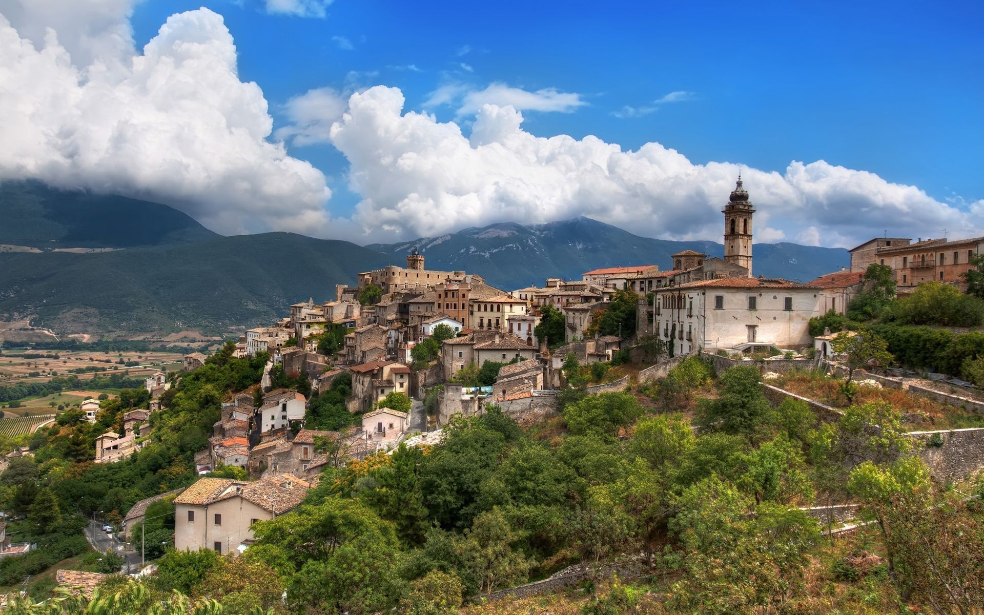 itália arquitetura viagens casa cidade casa igreja cidade colina velho céu paisagem gótico antigo ao ar livre castelo verão mosteiro telhado foto imagem natureza