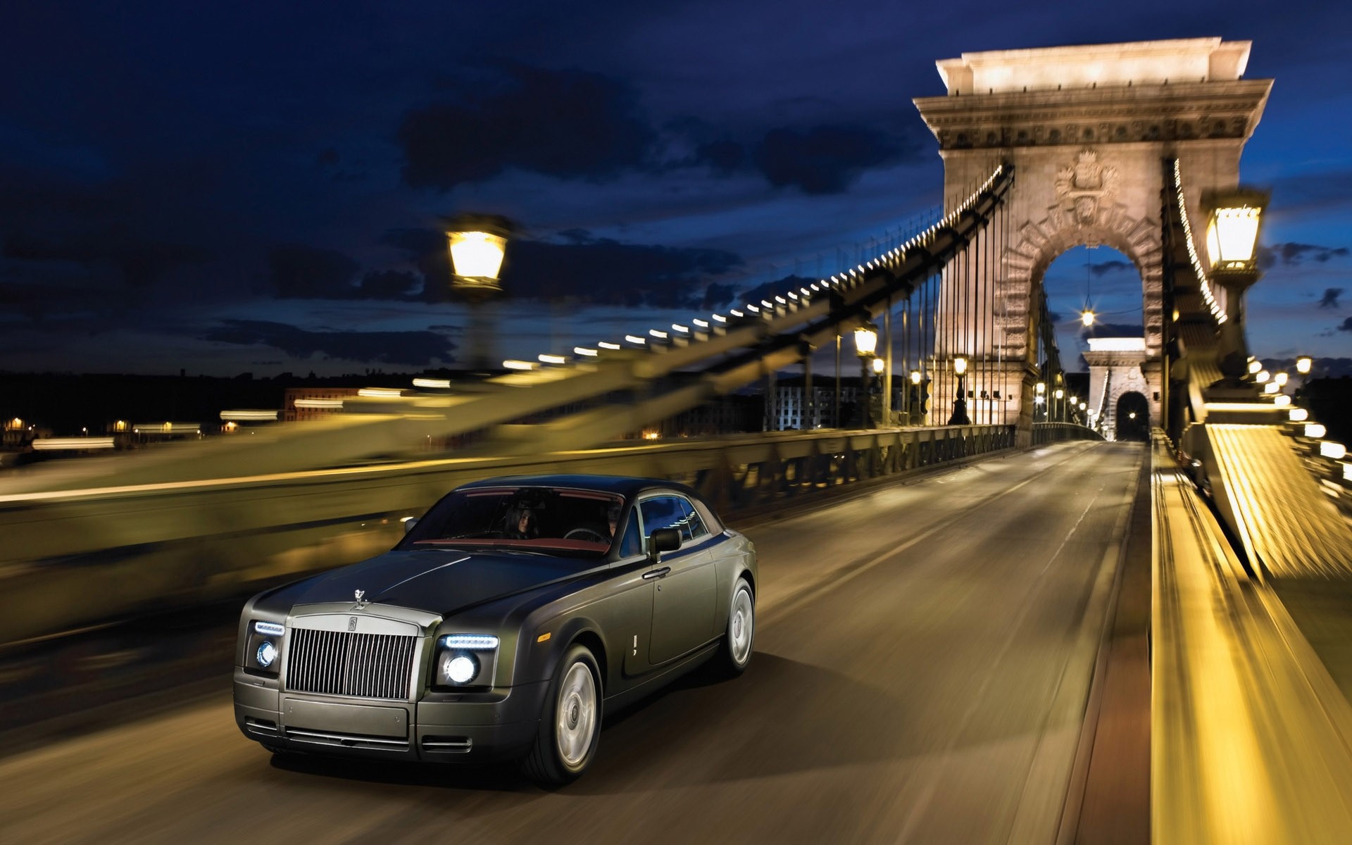 rolls royce auto reisen transportsystem straße auto unschärfe straße verkehr bürgersteig im freien architektur schnell stadt rolse royce in 101ex limo hinter