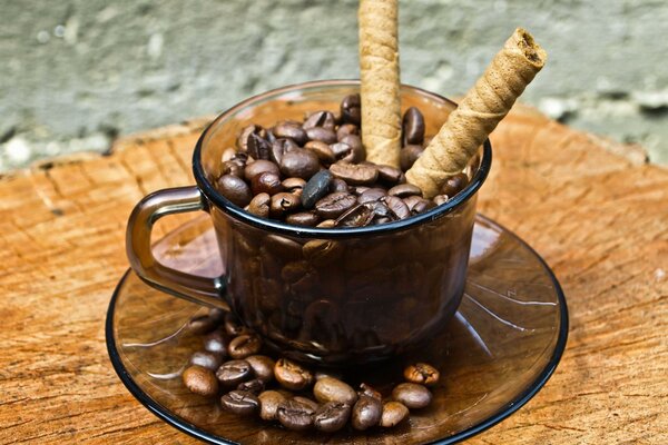 Grains de café dans une tasse transparente