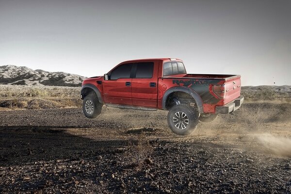 Camioneta Ford en un desierto sereno