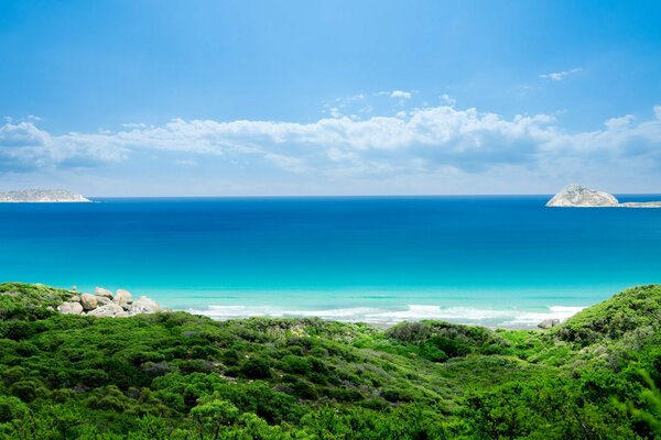 Paisaje del mar azul en la isla