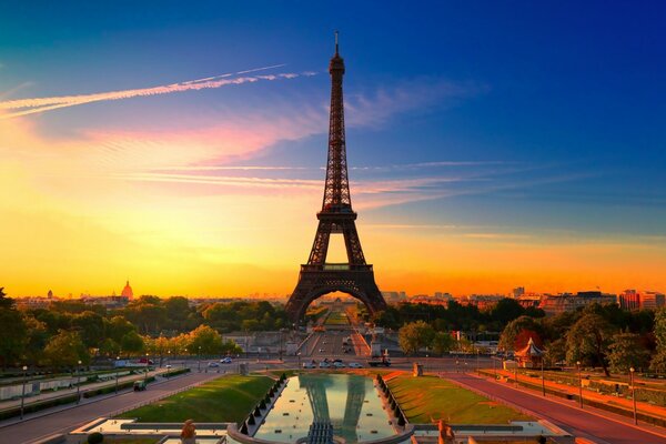 La torre de París en el fondo de la puesta de sol