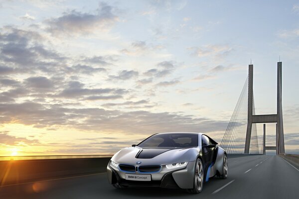 Voiture sur le pont Monte sur fond de coucher de soleil