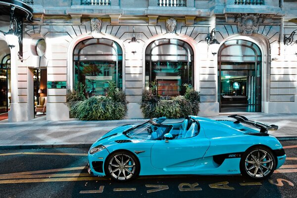 Coche azul en una hermosa calle