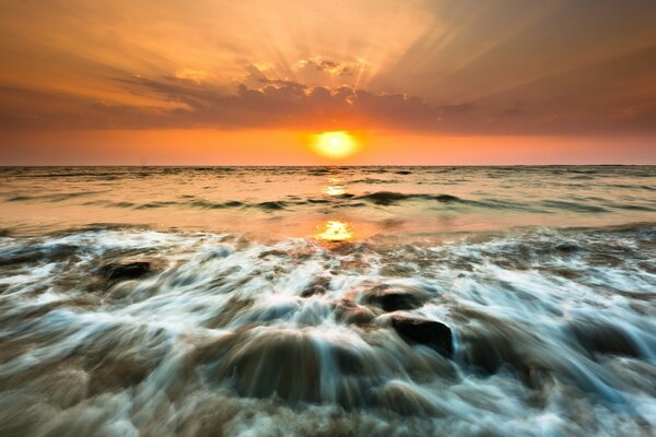 Paesaggio di surf al tramonto