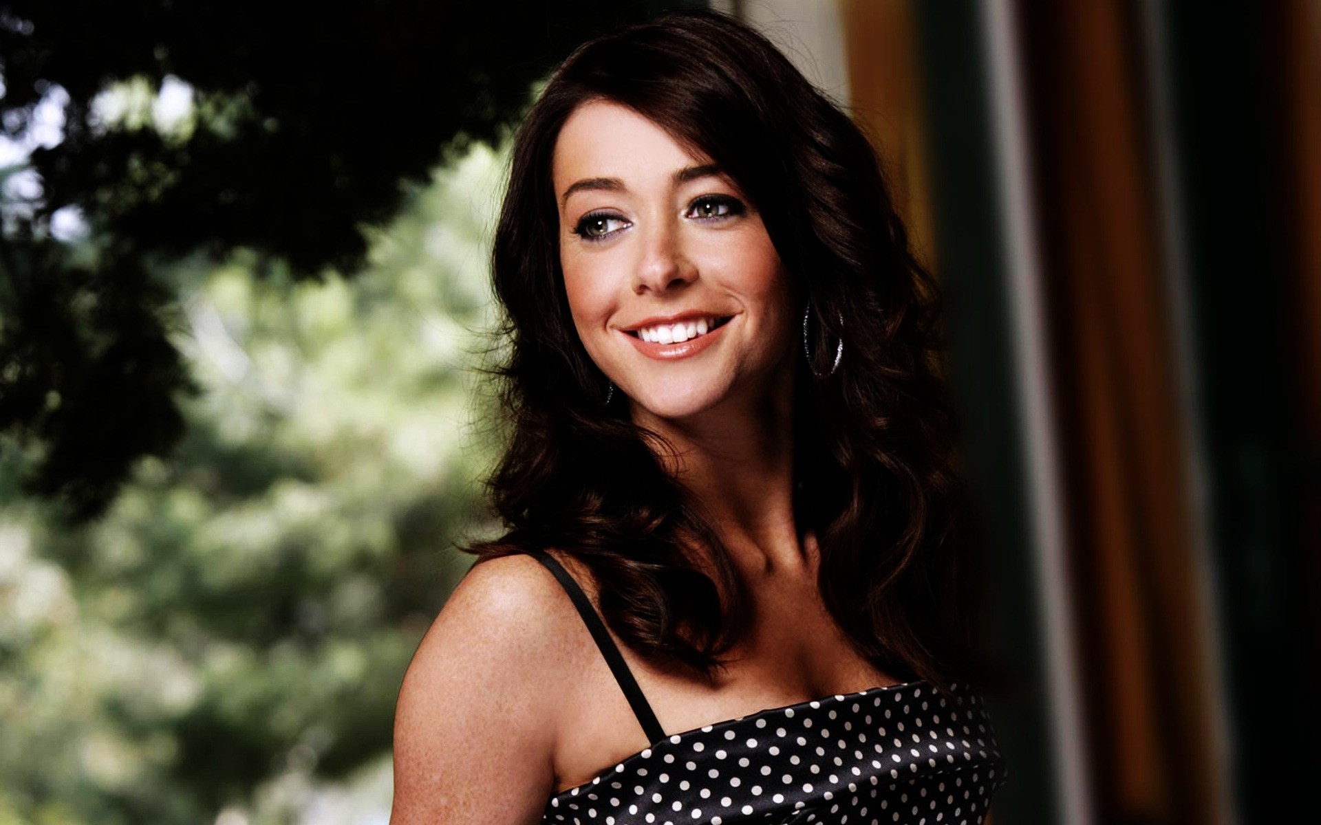 женщина мода портрет один гламур брюнетка сексуальный выражение лица довольно девушка знаменитости актриса улыбка элисон ханниган женщины