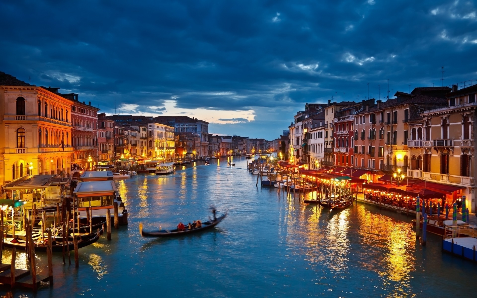 itália canal água viagem cidade ao ar livre turismo arquitetura reflexão veneziano crepúsculo cidade gôndolas barco à noite casa casa rio cênica beira-mar luz foto