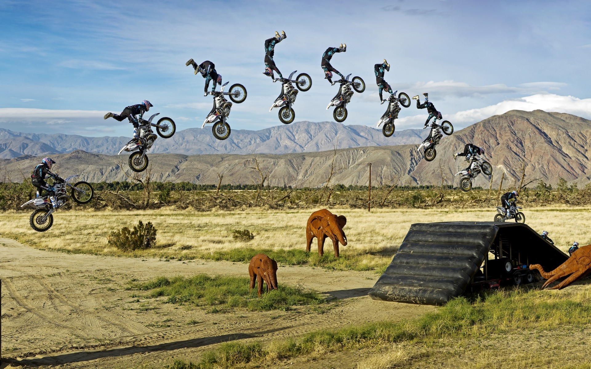 спорт трава природа пейзаж на открытом воздухе небо лето путешествия поле сельских сельской местности джунгли слон игрушки статуи мотоцикл