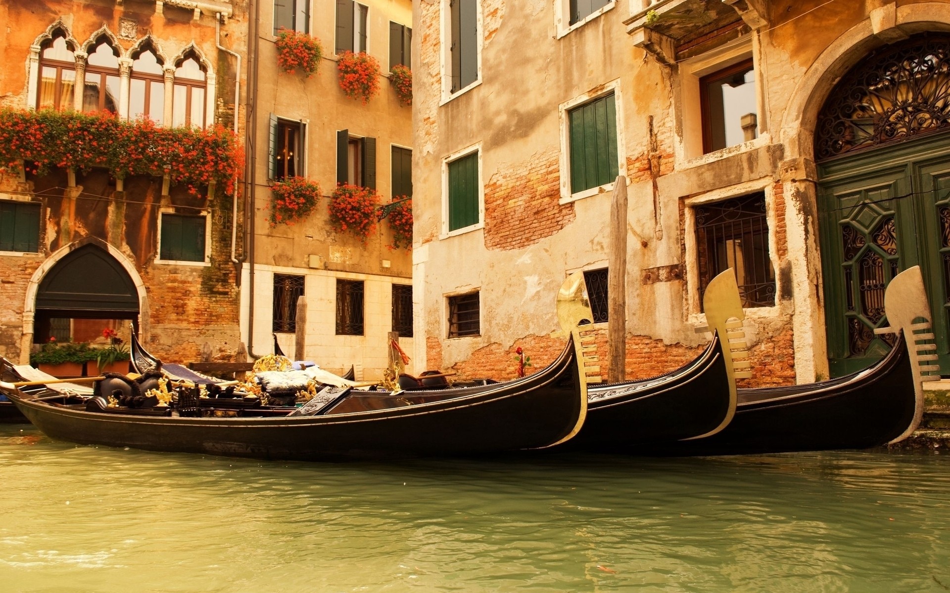 italien gondeln venezianer kanal reisen gondoliere boot wasser urlaub tourismus traditionelle architektur stadt haus übertragen alt grand lagune transportsystem tourist vintage foto