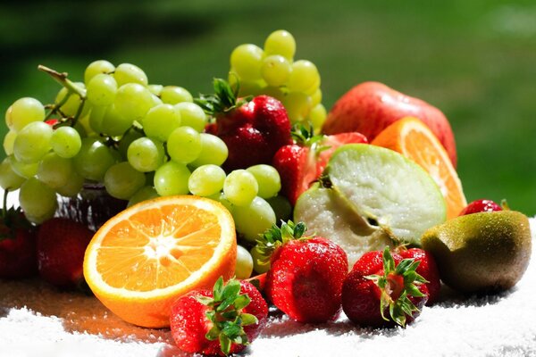 Fruits et baies juteux et sains