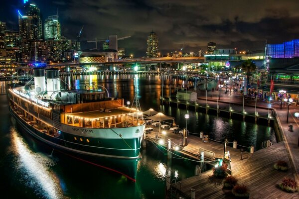 Puerto nocturno en Australia dentro de los límites de la ciudad