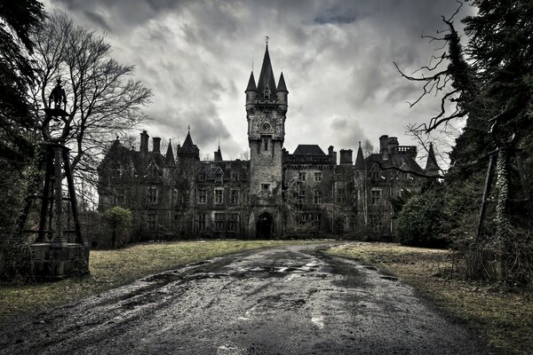 Un viejo castillo sombrío. Arquitectura de las ciudades