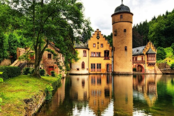 Arquitectura de Alemania torre starrinreflexión en el agua