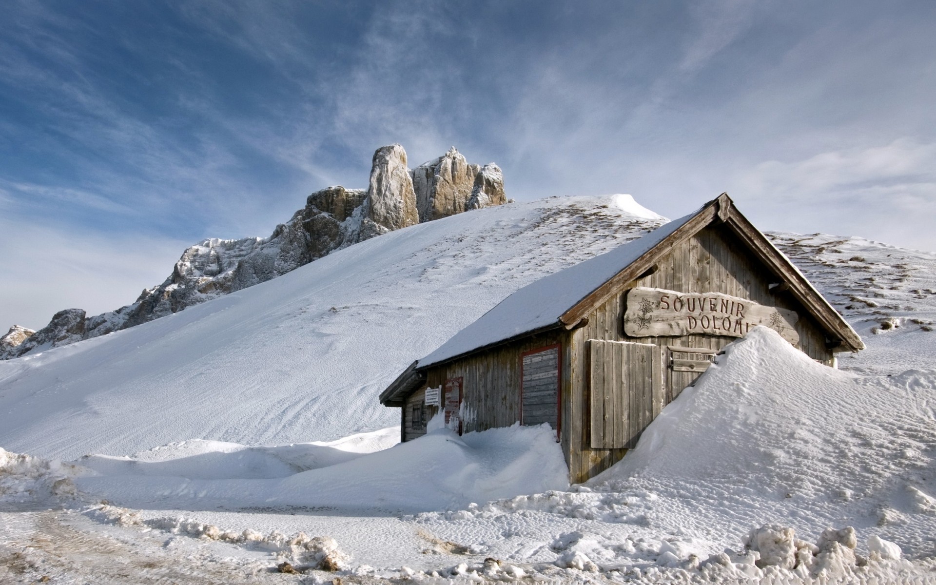 hiver neige froid montagnes glace cabane pittoresque station gel chalet congelés à l extérieur paysage voyage bois pic de montagne lumière du jour bungalow neigeux