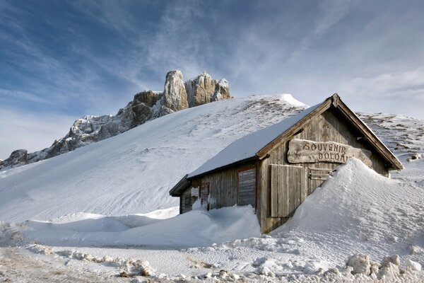 Hivernage parmi les rochers en hiver