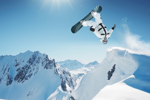 Salto extremo de um snowboarder em uma encosta coberta de neve