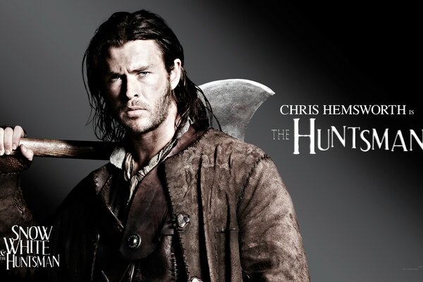 Chris Hemsworth con un arma