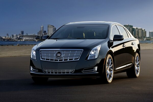 Cadillac noire sur le front de mer