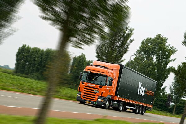 Camion de fret sur la route