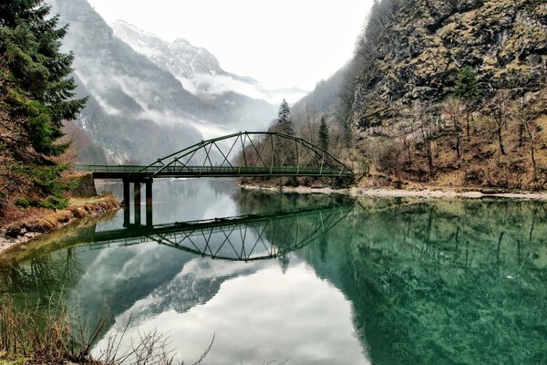 Naturlandschaft mit Brücke in den Bergen