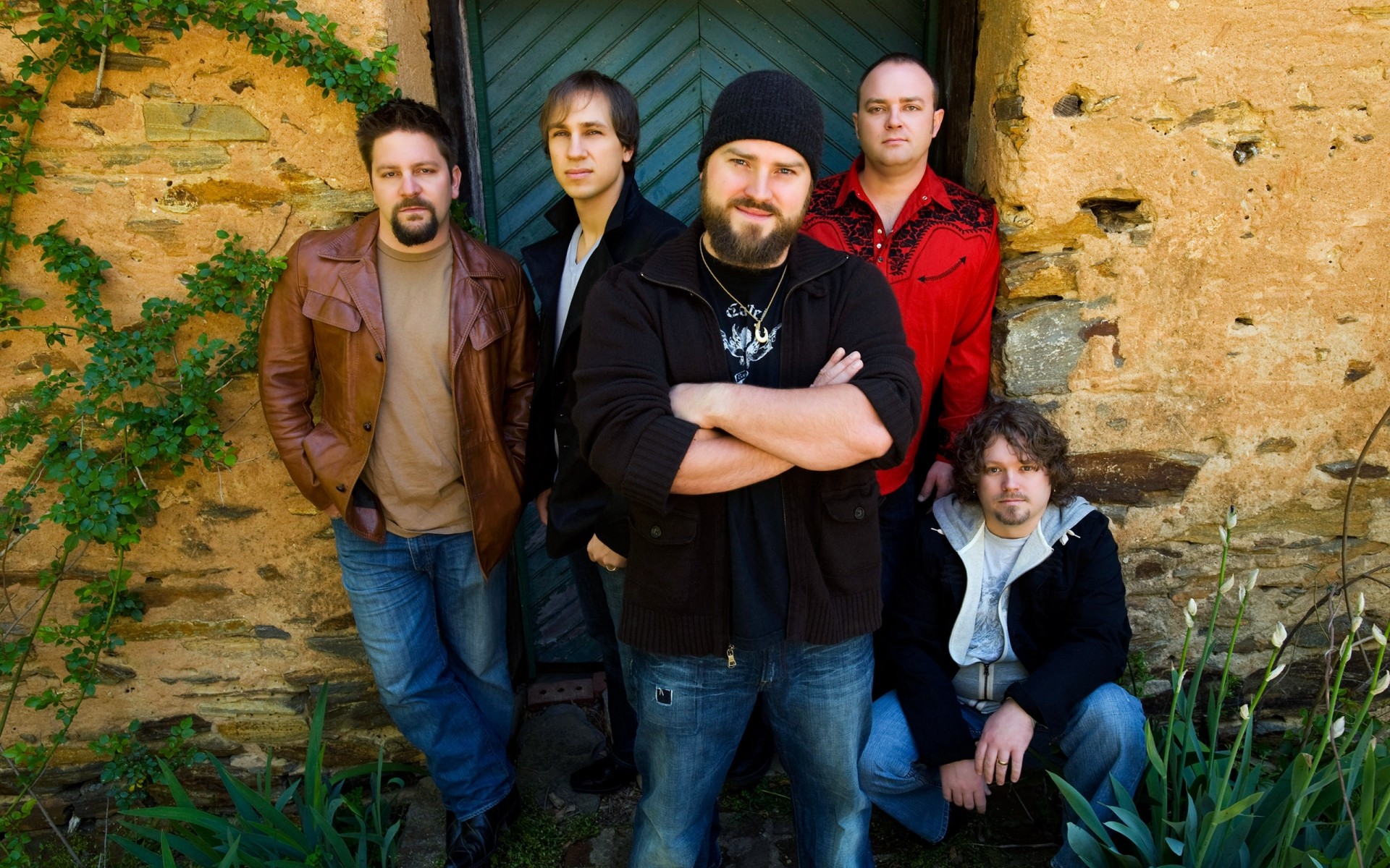 groupe de musique homme adulte enfant femme bande porter portrait à l extérieur deux garçon trois famille musique country folk rock bande affiche