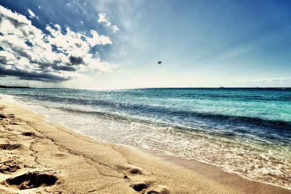 Ruhiger Strand vor dem Sturm. Sand