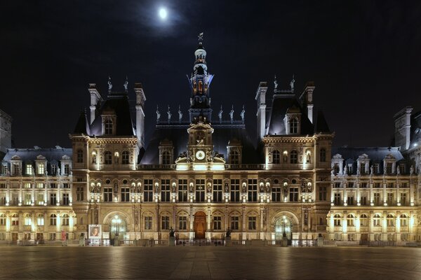 Castelo antigo na Praça da cidade na cidade noturna