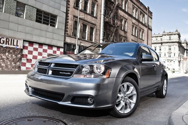 Dodge dans la ville gris brillant