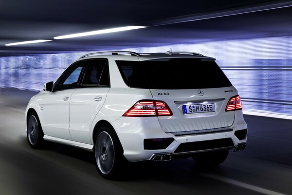 Un Mercedes blanco recorre la pista