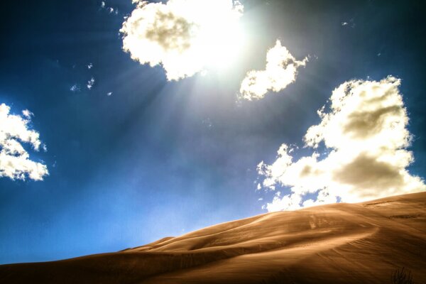 Dunas do deserto contra o céu azul