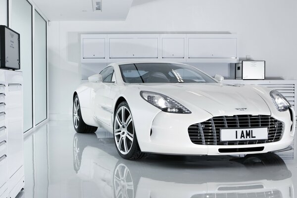 Aston martin blanco en la cabina