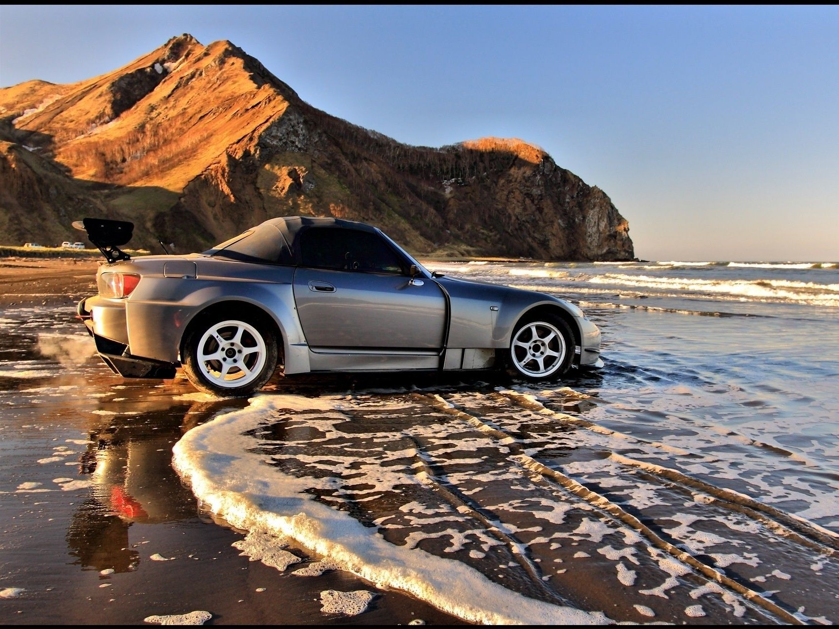 спортивные автомобили пляж воды море океан путешествия закат природа автомобиль песок пейзаж моря небо